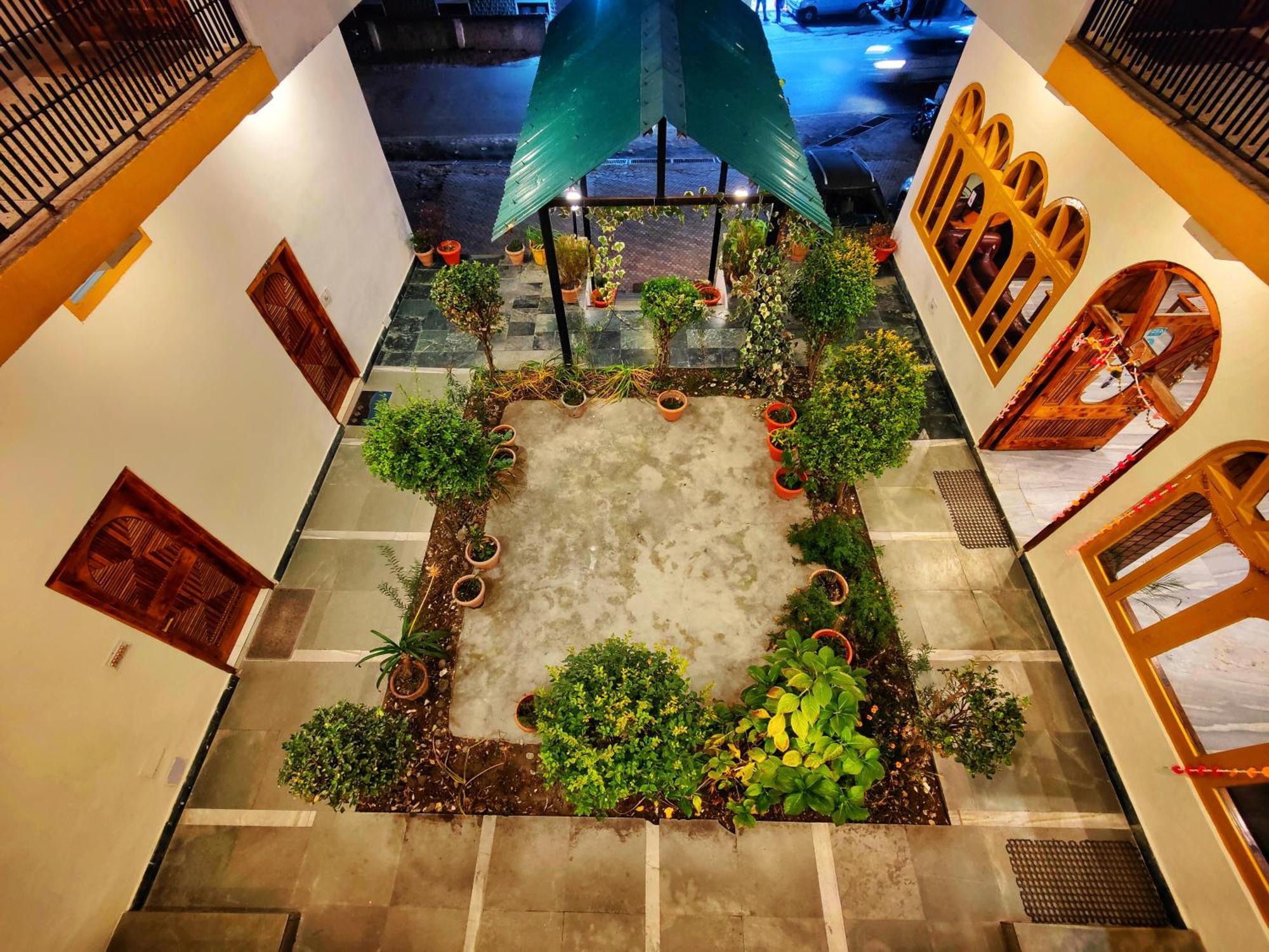 Surya International Hotel Manali Near Mall Road Extérieur photo
